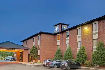 Photo 2 - Days Inn & Suites by Wyndham Hickory