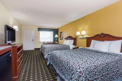 Photo 5 - Days Inn & Suites by Wyndham Warner Robins Near Robins AFB