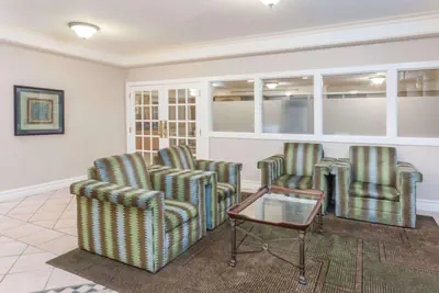 Photo 5 - Days Inn & Suites by Wyndham Arlington Heights