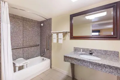 Photo 3 - Days Inn & Suites by Wyndham Warner Robins Near Robins AFB