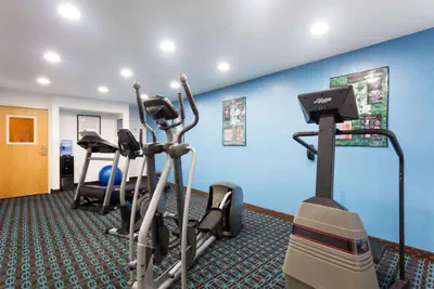 Photo 5 - Days Inn & Suites by Wyndham Bloomington/Normal IL