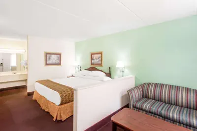 Photo 4 - Days Inn by Wyndham Lavonia