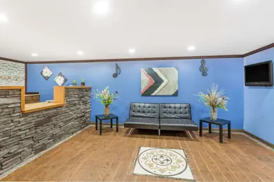 Photo 2 - Days Inn by Wyndham Lavonia