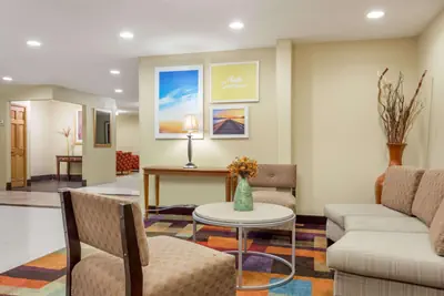 Photo 2 - Days Inn & Suites by Wyndham Bloomington/Normal IL