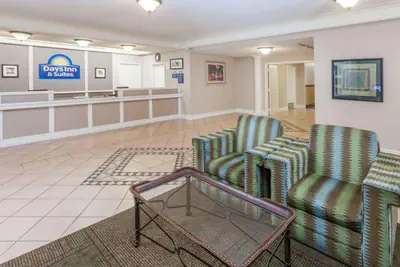 Photo 4 - Days Inn & Suites by Wyndham Arlington Heights