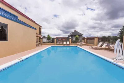 Photo 2 - Days Inn & Suites by Wyndham Warner Robins Near Robins AFB