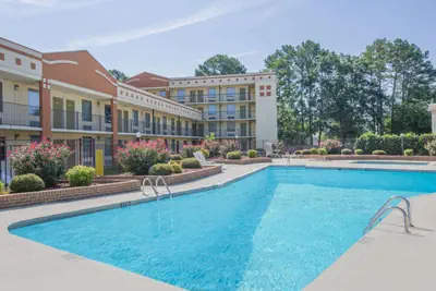 Photo 4 - Super 8 by Wyndham Jasper