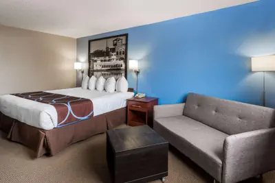 Photo 5 - Super 8 by Wyndham Dubuque