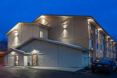 Photo 3 - Super 8 by Wyndham Dubuque