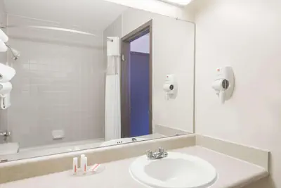 Photo 5 - Ramada by Wyndham Watertown Thousand