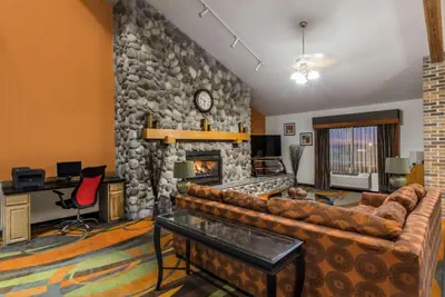 Photo 5 - Ramada by Wyndham Platte City KCI Airport