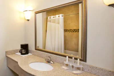 Photo 4 - Holiday Inn Express- Waterloo/Cedar Falls by IHG
