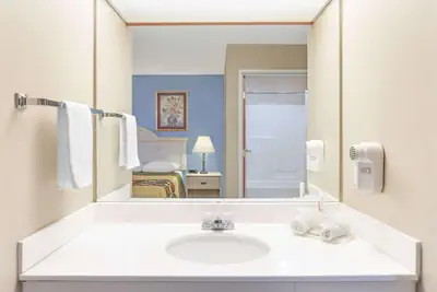Photo 5 - Super 8 by Wyndham Freeport