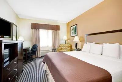 Photo 5 - Baymont by Wyndham Dallas/ Love Field