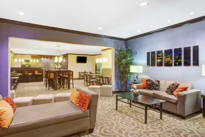 Photo 2 - Baymont by Wyndham Dallas/ Love Field