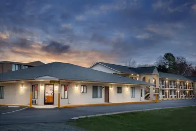 Photo 2 - Super 8 by Wyndham Burlington NC