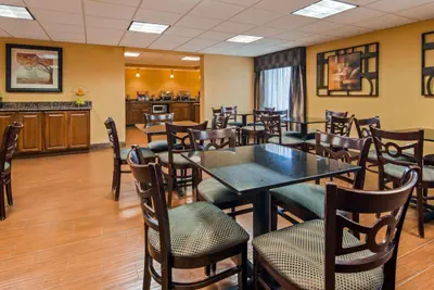 Photo 4 - Best Western Plus Parkway Hotel