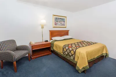 Photo 2 - Super 8 by Wyndham Pontiac