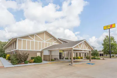 Photo 2 - Super 8 by Wyndham Bentonville