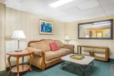 Photo 4 - Super 8 by Wyndham Bentonville