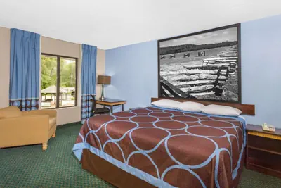 Photo 5 - Super 8 by Wyndham Bentonville