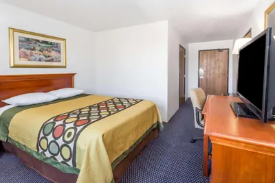 Photo 5 - Super 8 by Wyndham Pontiac