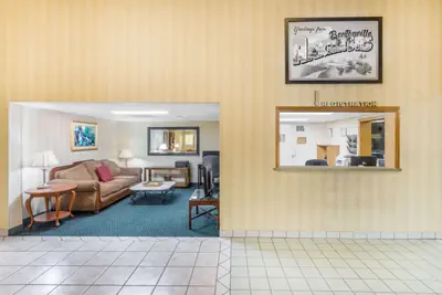 Photo 3 - Super 8 by Wyndham Bentonville
