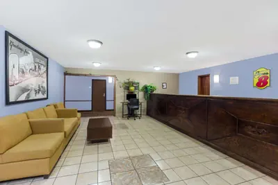 Photo 4 - Super 8 by Wyndham Jonesboro