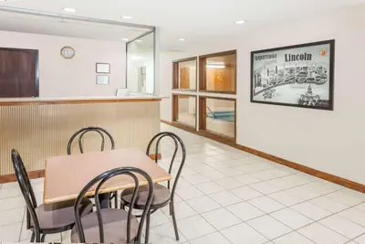 Photo 2 - Super 8 by Wyndham Lincoln