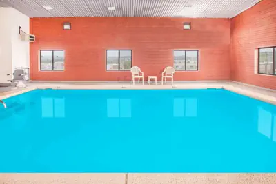 Photo 4 - Super 8 by Wyndham Van Buren/Ft. Smith Area