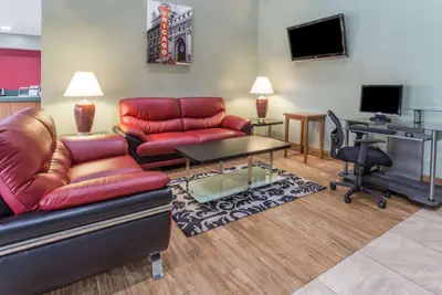 Photo 2 - Super 8 by Wyndham Elgin