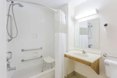 Photo 4 - Super 8 by Wyndham Elgin