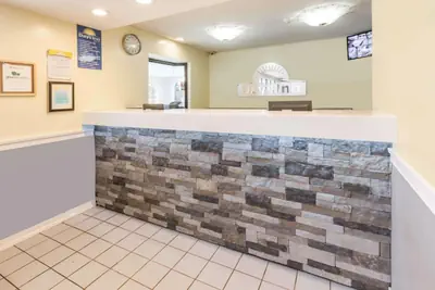 Photo 3 - Days Inn by Wyndham Kent - Akron