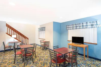 Photo 4 - Rodeway Inn