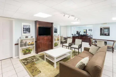 Photo 4 - Super 8 by Wyndham Lithonia