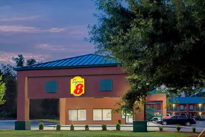 Photo 2 - Super 8 by Wyndham Gainesville