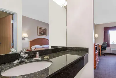 Photo 5 - Super 8 by Wyndham Salina