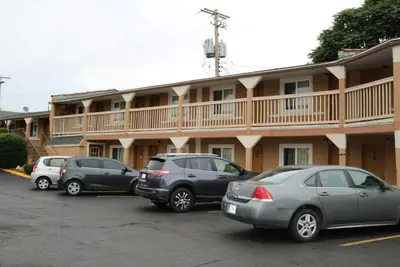 Photo 2 - Battlefield Inn Springfield