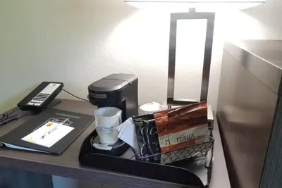 Photo 2 - Super 8 by Wyndham Independence Kansas City