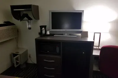Photo 4 - Super 8 by Wyndham Independence Kansas City