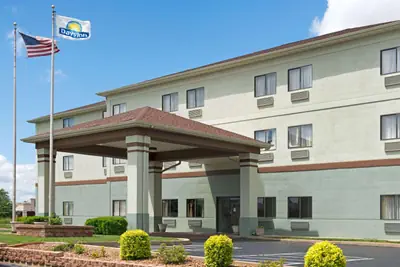 Photo 2 - Days Inn by Wyndham Collinsville St Louis