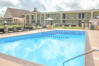 Photo 2 - Rose Garden Inn & Suites Thomasville