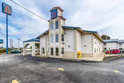 Photo 2 - Motel 6-Urbana, IL