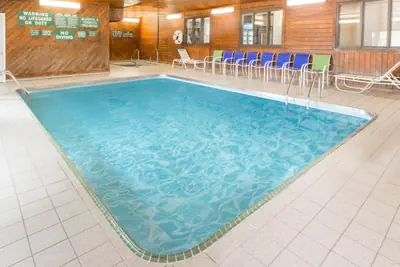 Photo 5 - Days Inn & Suites by Wyndham Davenport East