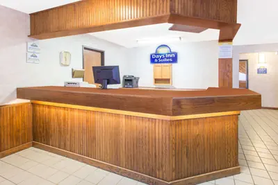 Photo 3 - Days Inn & Suites by Wyndham Davenport East