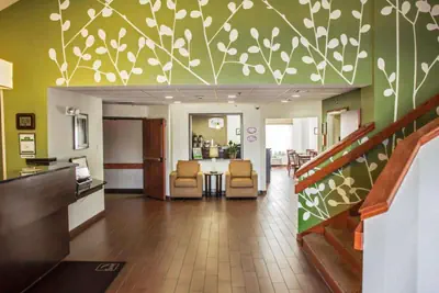 Photo 2 - Garner Hotel Topeka West by IHG