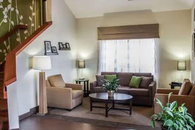 Photo 4 - Garner Hotel Topeka West by IHG