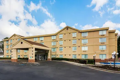 Photo 2 - Quality Suites Atlanta Airport East