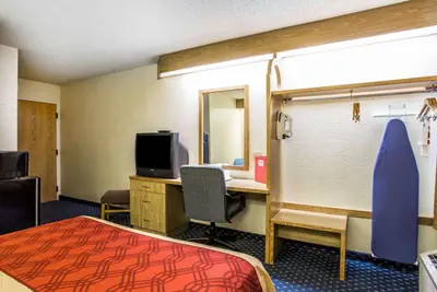Photo 3 - Econo Lodge Denver International Airport