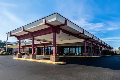 Photo 2 - Econo Lodge Inn & Suites Conference Center Dublin